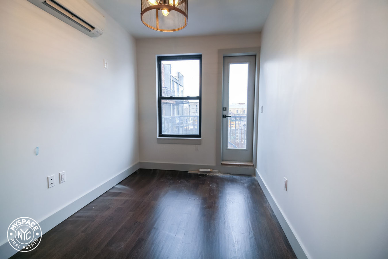 Building Photo - 376 Graham Ave