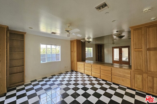 Foto del edificio - 302 N Griffith Park Dr