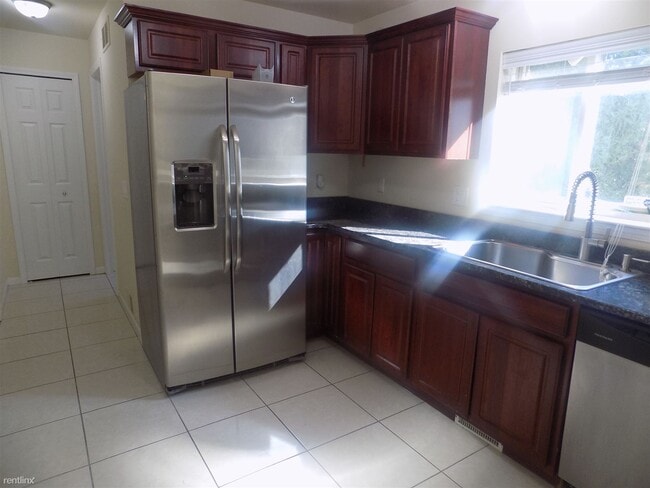 Building Photo - 3 br, 2.5 bath Townhome - 6170 Elarz Dr