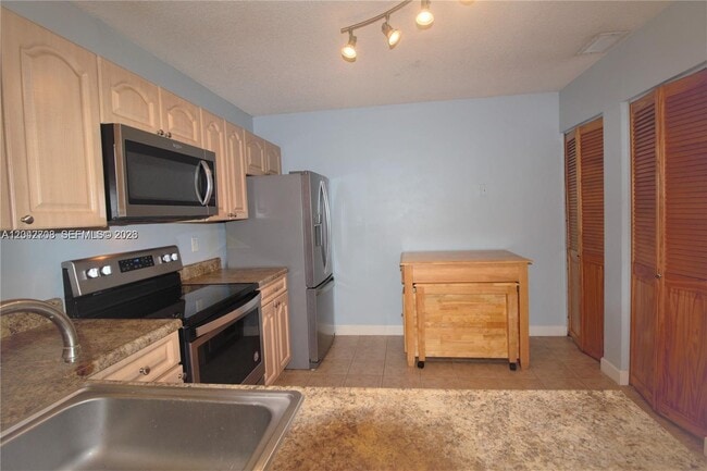 Building Photo - 5641 Riverside Dr