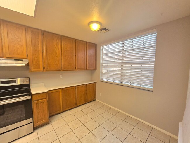 Building Photo - 2 Bedroom/2.5 Bathroom Townhome in Chandler
