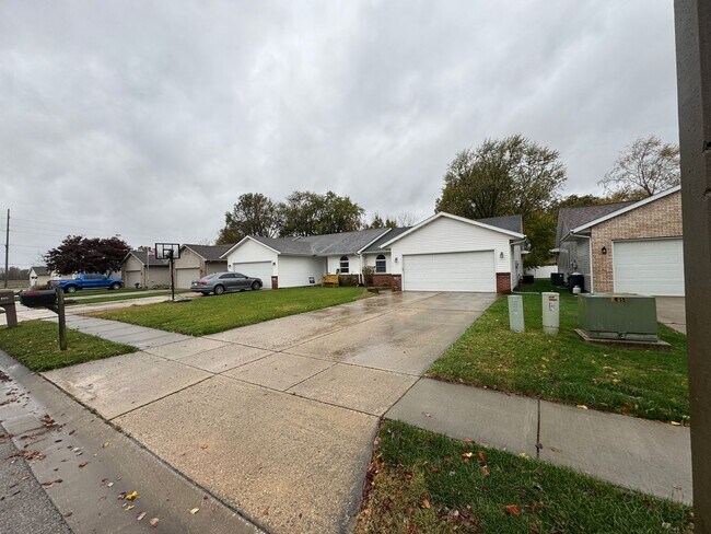 Building Photo - Spacious 2 Bed, 2 Bath Home with Fireplace...