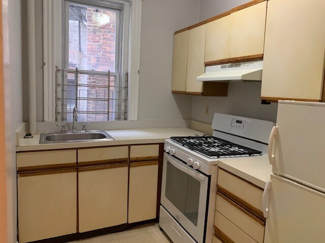 Building Photo - 386 Riverway