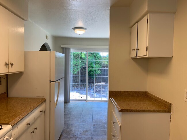 Foto del edificio - Cosigners okay =)  4 Large Bedrooms and 2 Full Baths ~ Small Pet Negotiable