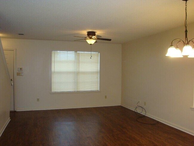 Foto del edificio - CUTE 2BR/2.5BA town house close to everything!