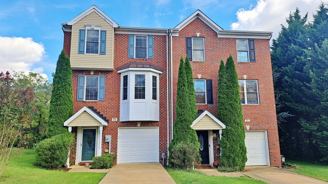 Foto principal - 3 Bed / 2-1/2 Bath Single Family Townhome ...