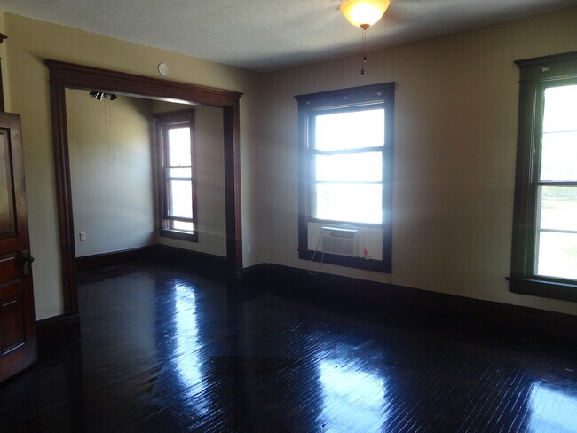 Building Photo - 217 E Mulberry St