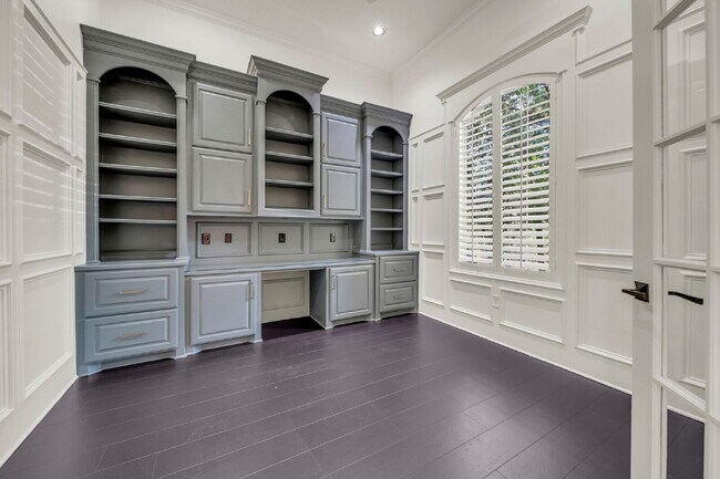 Foto del edificio - Exceptional 5-bedroom home (2 down) in desirable Woodlands Country Club with landscape & pool mai...