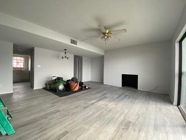 Foto del edificio - COBBLESTONE VILLAGE 2 BED 1.5 BATH RIVERFR...