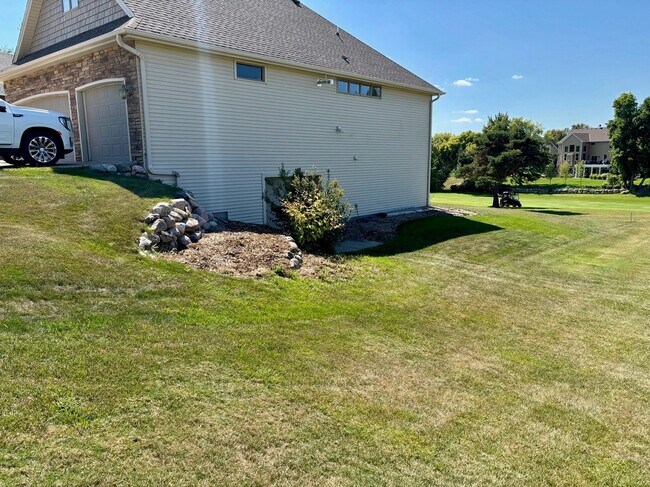 Building Photo - 2077 Woodstone Dr