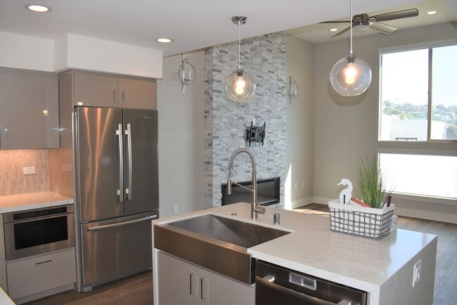 Building Photo - 2 bedroom 2.5 bath Townhome, walking dista...