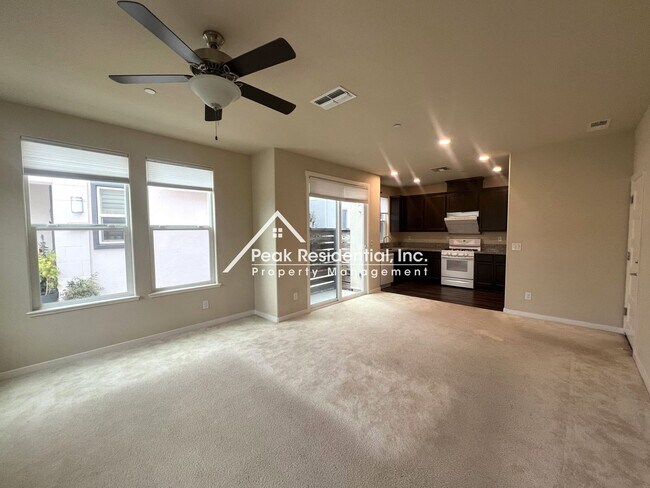 Building Photo - Updated Elk Grove 3bd/2.5ba House in Gated Community!