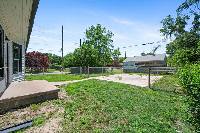 Building Photo - 2 or 3 bed/1 bath house in Indian Hills av...