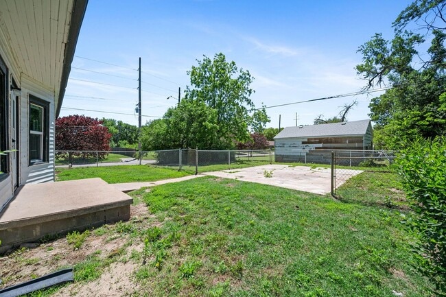 Foto del edificio - 2 or 3 bed/1 bath house in Indian Hills av...