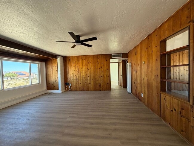 Foto del edificio - 261 Armory Rd