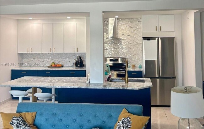 Foto del edificio - 720 Bayshore Dr