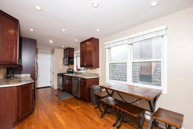 Foto del edificio - 2218 W Augusta Blvd