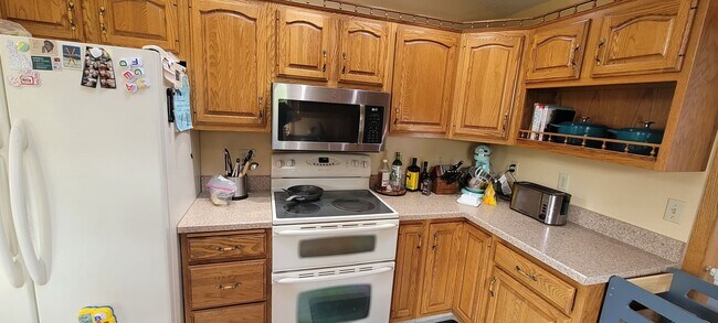 Building Photo - 3 Bedroom 2 Bath Home - Fully Furnished