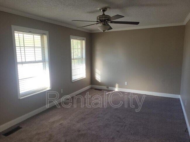 Building Photo - 2162 Meadowview Dr