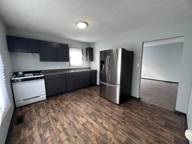 Building Photo - 907 Maple-