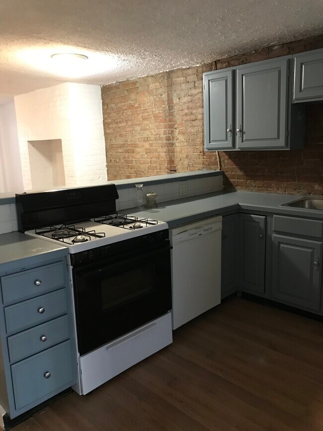 Kitchen with dishwasher - 391 Madison Ave