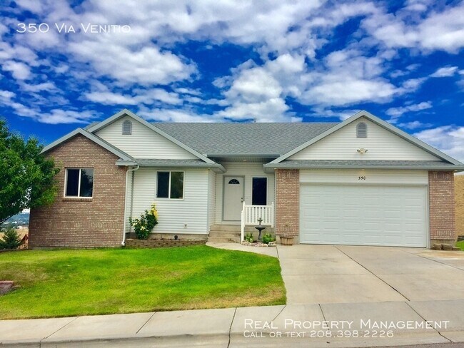 Foto del edificio - Beautiful 5 Bedroom 3 Bathroom Home For Rent