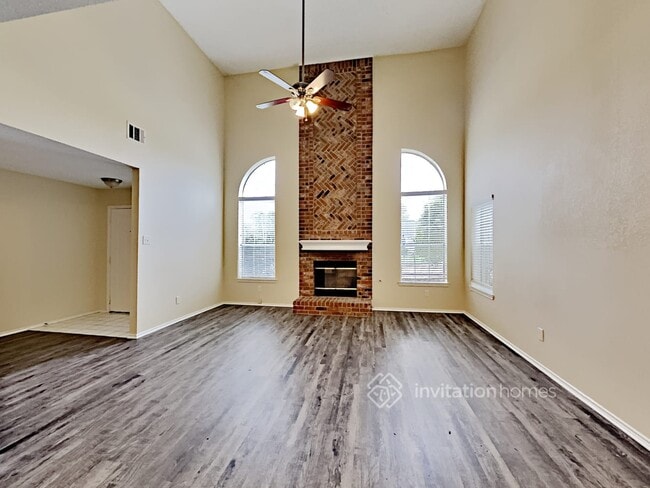Building Photo - 8013 Yacht Club Dr
