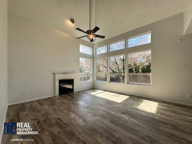 Building Photo - Spacious 4-bedroom home!