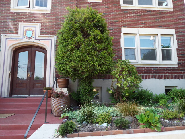 Building Photo - 411 N 63rd St