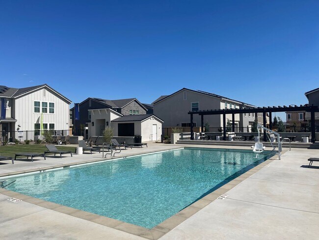 Foto del edificio - $2,295 + $100 Solar, Copper Ave. & Willow,...