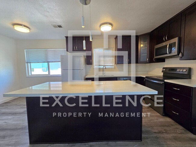 Foto del edificio - Fully Updated 2/1 Condo Upstairs - Pool, P...