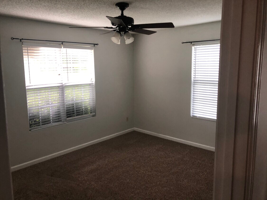 Primary Photo - 22 E Meadow Ln