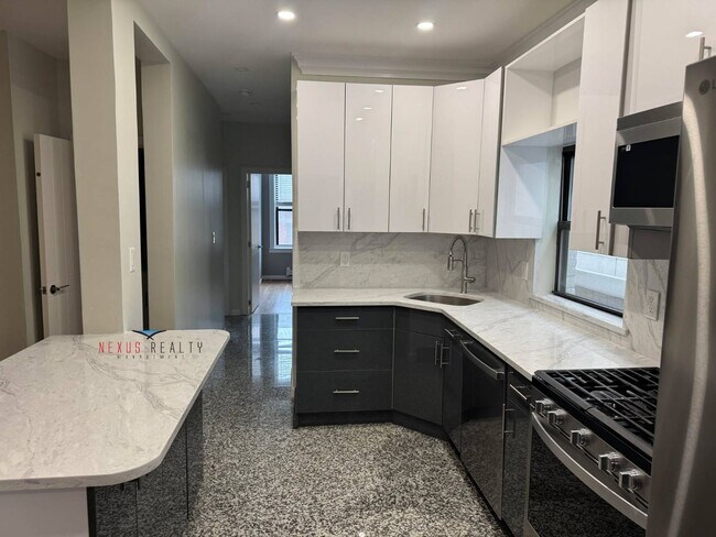 Foto del edificio - 19-22-22 21st Rd