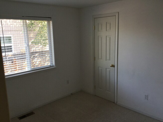Foto del edificio - NE 3 Bdrm, 2 Bath, Gas Heat/Fireplace, Newer Carpet & Paint, Corner lot, Fenced Yard, DBL Garage