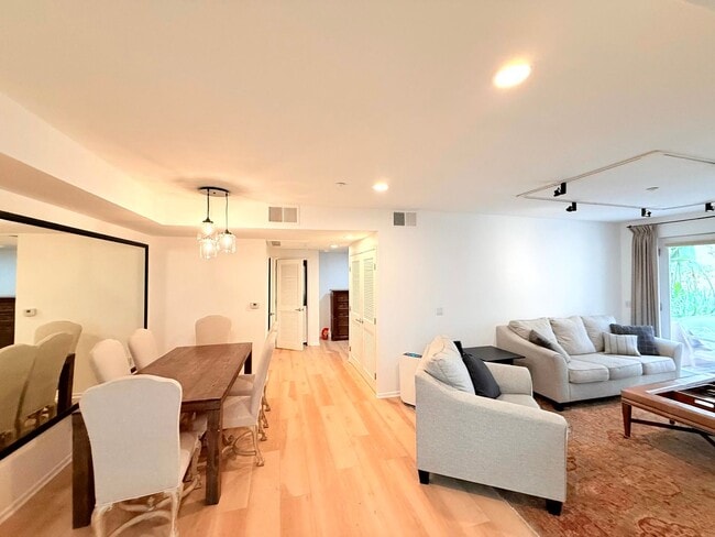 Foto del edificio - Fantastic 2 Bed 2 Bath Condo Partially Fur...