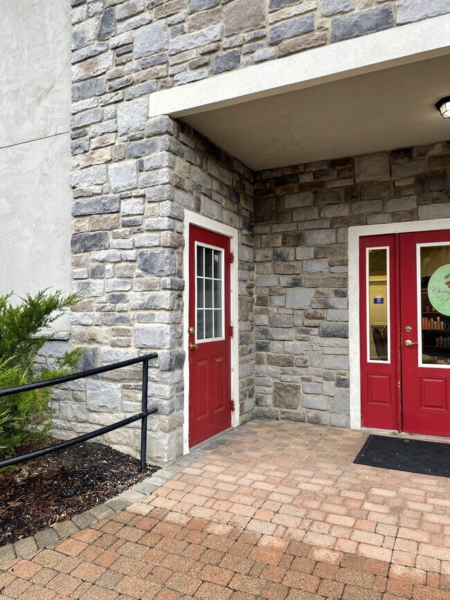 Building Photo - 611 W Cherry Ln