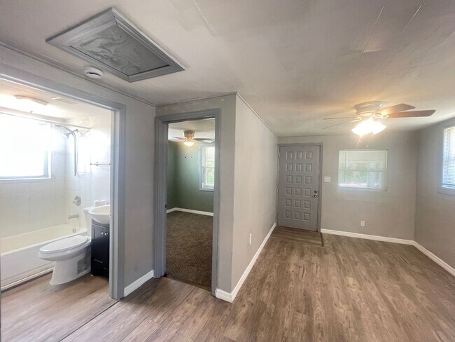 Building Photo - Charming 2-Bedroom Home in Apopka. Availab...
