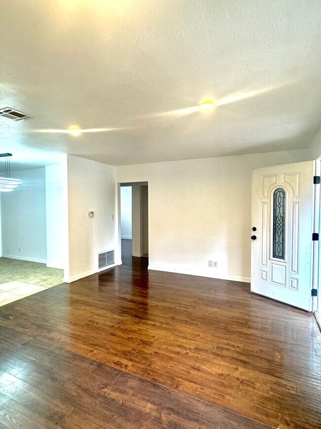 Foto del edificio - 8839 Tilden Ave
