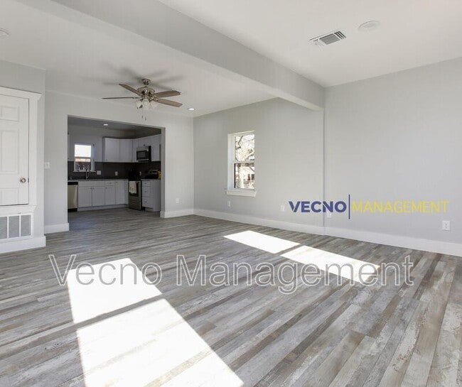 Building Photo - 129 E Torrey St
