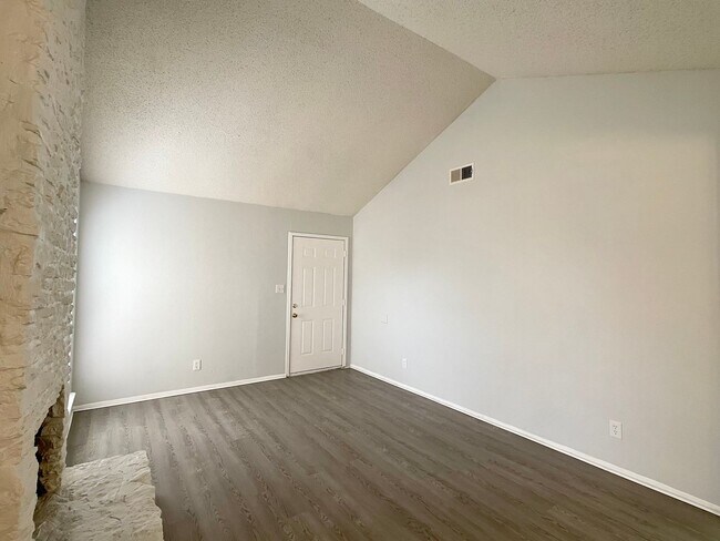 Foto del edificio - 2/1 Duplex in North Austin