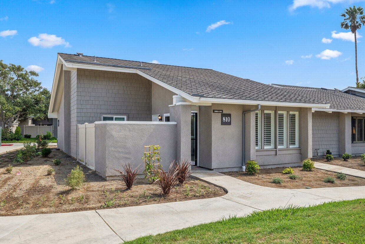 8566 Larkhall Cir Unit 810A, Huntington Beach, CA 92646 Condo for