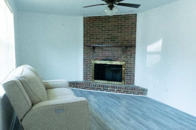 Building Photo - 4040 Knollbrook Dr NW