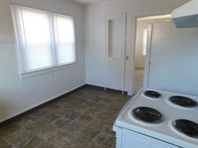 Foto del edificio - 4Bd/1Ba Two Story Home - For Viewing!