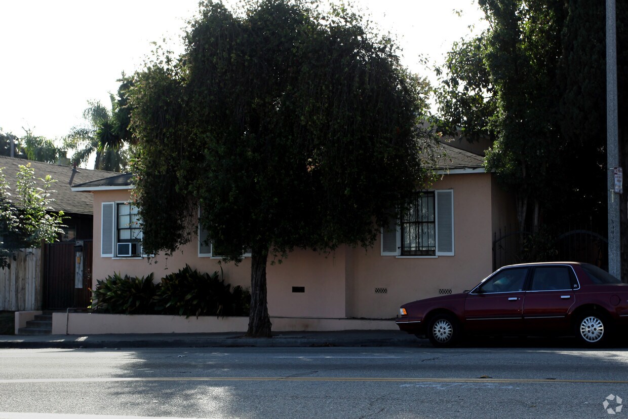 Foto del edificio - 4130 E 7th St