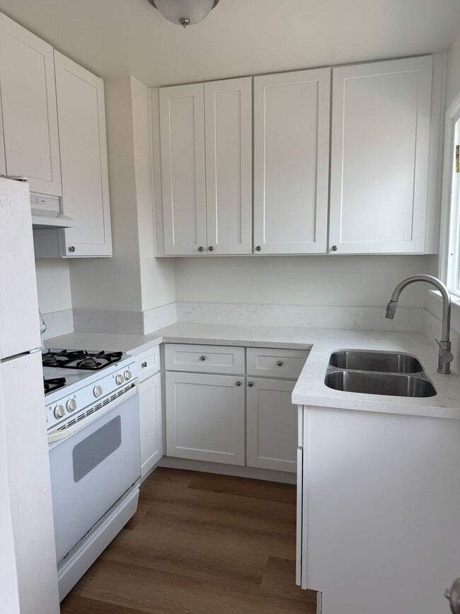 Foto del edificio - Charming 1-Bedroom Home in Desirable Torra...