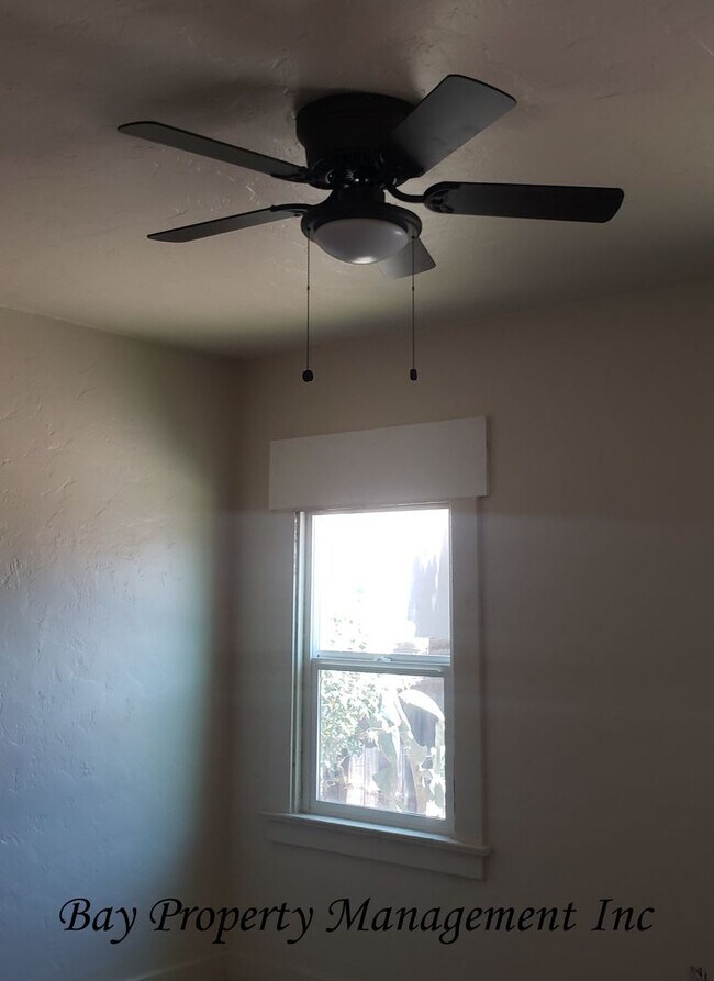 Foto del edificio - Remodeled 2 bedroom, 1 bathroom house- clo...