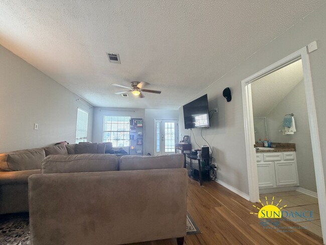 Building Photo - Stunning 3 Bedroom Home in Crestview!