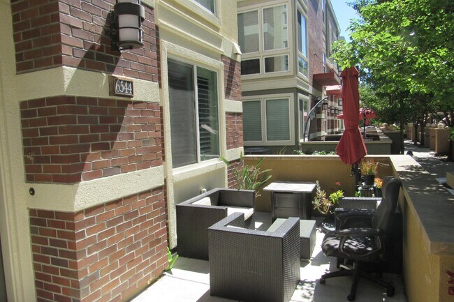 Foto del edificio - Gorgeous 4 Bed, 3.5 Bath End Unit Townhome in Perfect Dublin Location