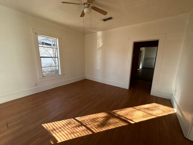 Building Photo - Cute 2 Bed 1 Bath