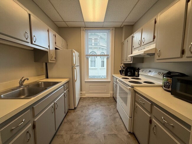 Building Photo - 112 W Main St